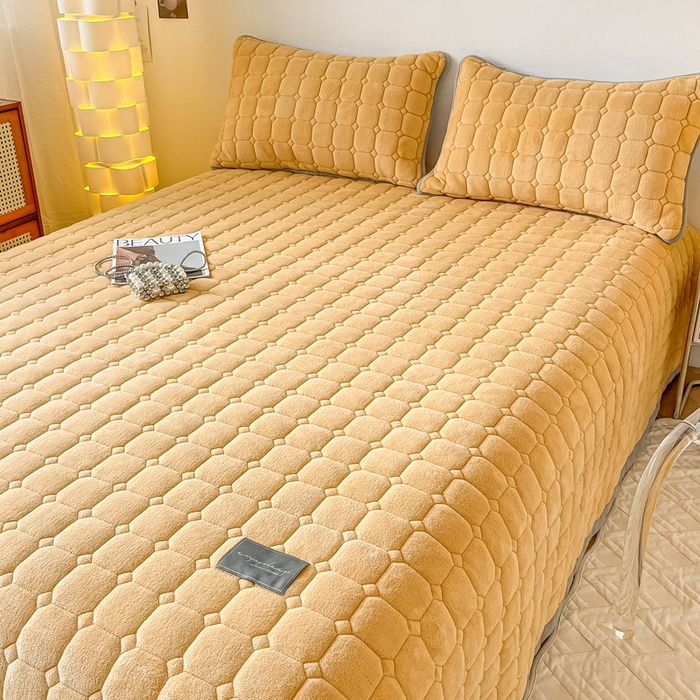 91家纺网 家纺一手货源 找家纺 慕尚家纺 2025新款牛奶绒夹棉宽边工艺系列床盖三件套-吉米 床盖吉米-深姜黄