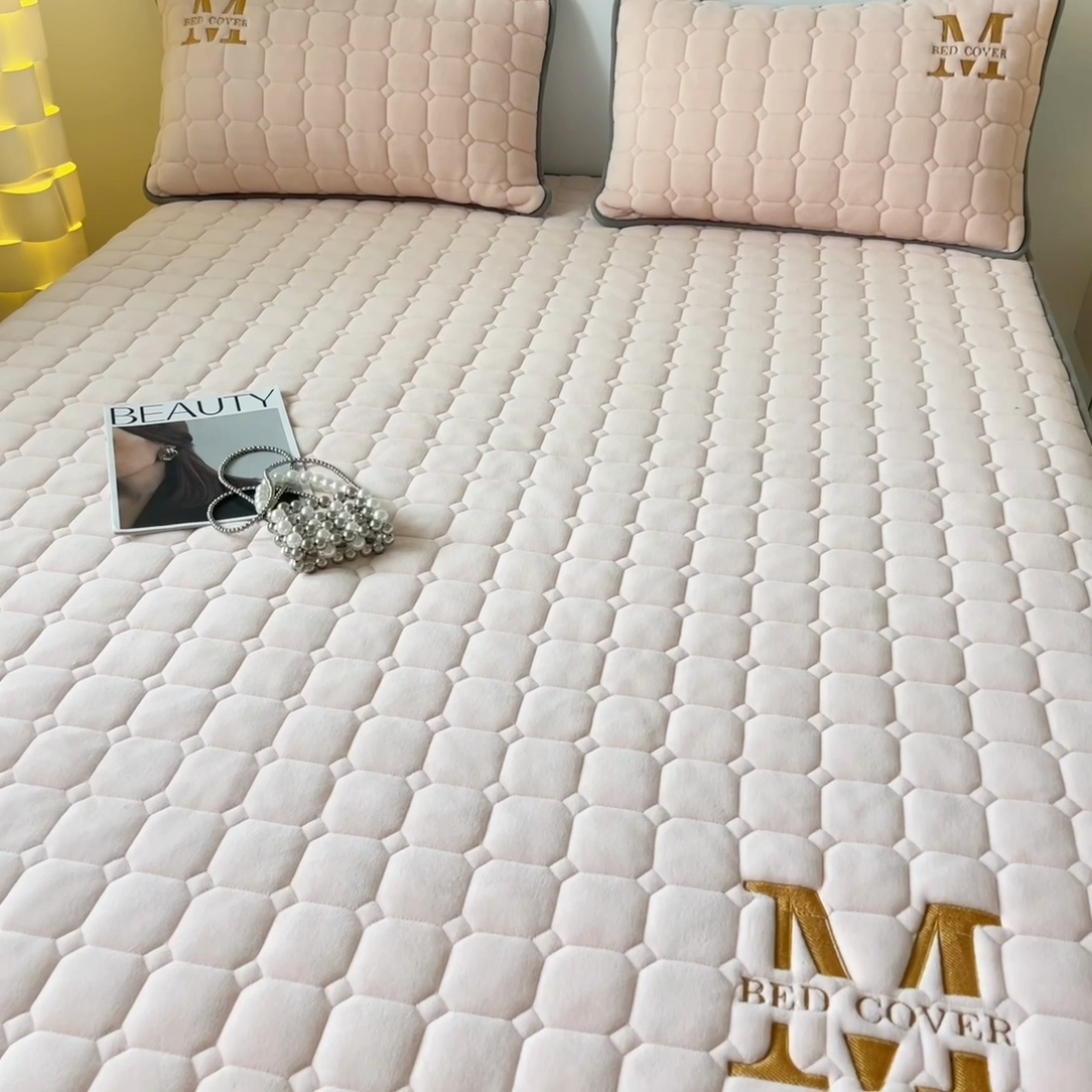 91家纺网 家纺一手货源 找家纺 慕尚家纺 2025新款牛奶绒夹棉宽边工艺系列床笠三件套-吉米 床笠吉米-嫩粉