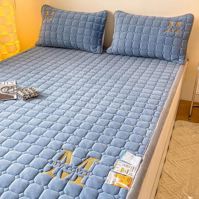 91家纺网 家纺一手货源 找家纺 慕尚家纺 2025新款牛奶绒夹棉宽边工艺系列床垫三件套-吉米 床垫吉米-深蓝