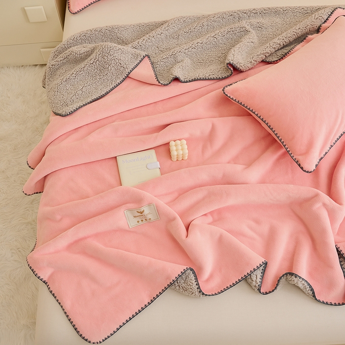 91家纺网 家纺一手货源 找家纺 21度C 2023新款云朵贝壳纯色牛奶绒+羊驼绒双层加厚复合毯 贝壳-浅粉