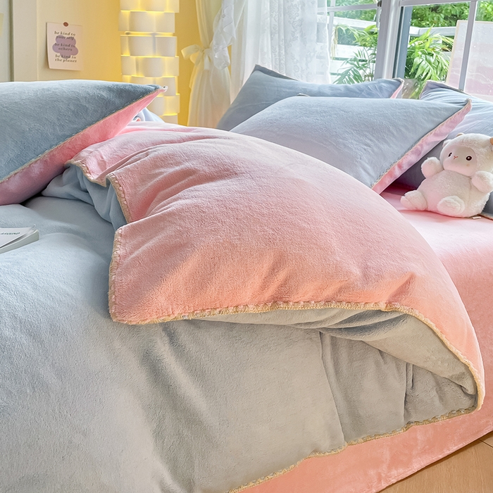 91家纺网 家纺一手货源 找家纺 眠帛 2023新款纯色混搭牛奶绒贝壳边保暖四件套 天空蓝奶油粉