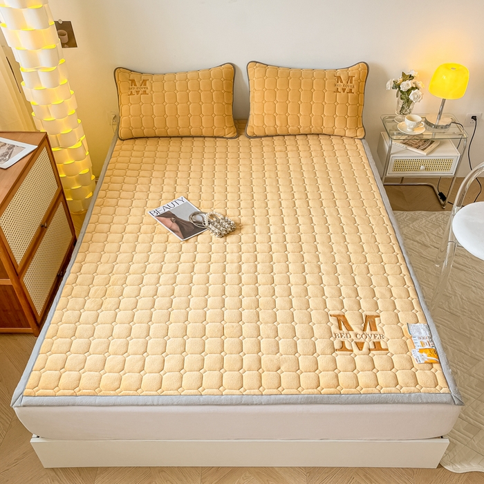 91家纺网 家纺一手货源 找家纺 慕尚家纺 2025新款牛奶绒夹棉宽边工艺系列床垫三件套-吉米 床垫吉米-深姜黄