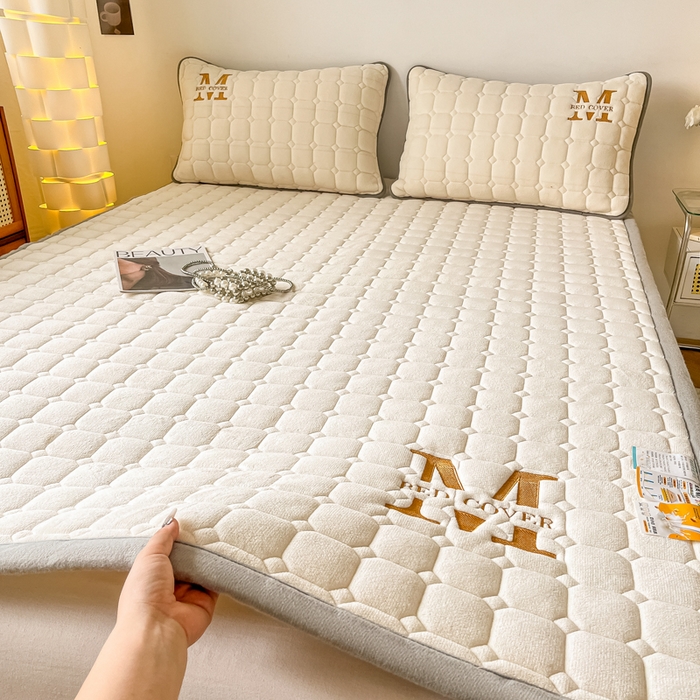 91家纺网 家纺一手货源 找家纺 慕尚家纺 2025新款牛奶绒夹棉宽边工艺系列床垫三件套-吉米 床垫吉米-象牙白