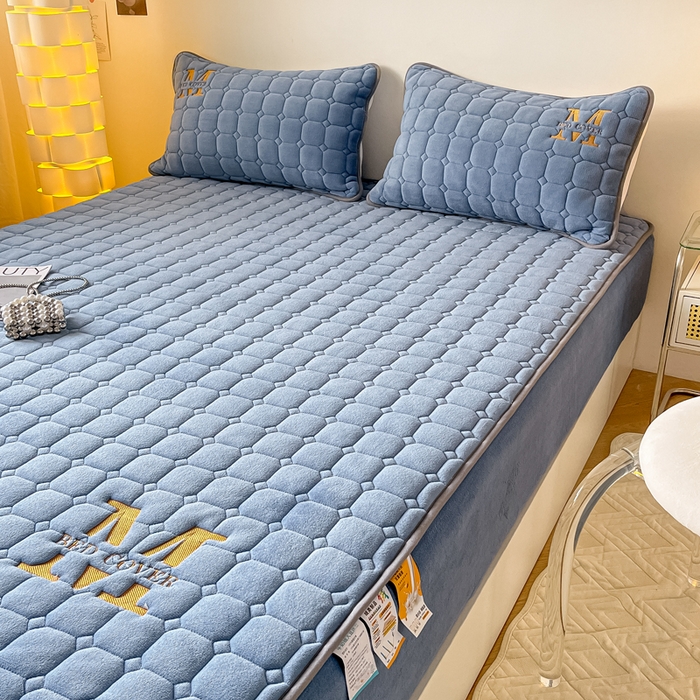 91家纺网 家纺一手货源 找家纺 慕尚家纺 2025新款牛奶绒夹棉宽边工艺系列床笠三件套-吉米 床笠吉米-深蓝