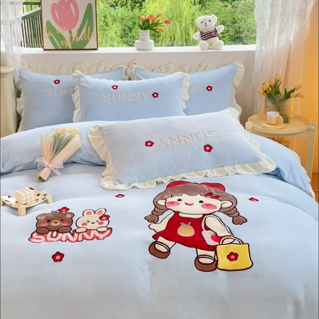 91家纺网 家纺一手货源 找家纺 宜家坊 2023秋冬新款A类全消光230克韩版牛奶绒贴布绣卡通款四件套--梦幻女孩 梦幻女孩-天空蓝