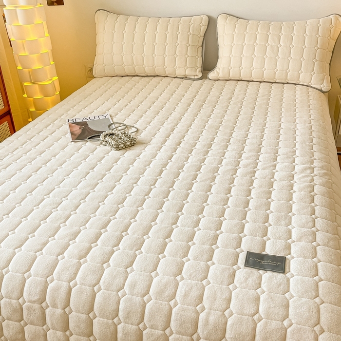 91家纺网 家纺一手货源 找家纺 慕尚家纺 2025新款牛奶绒夹棉宽边工艺系列床盖三件套-吉米 床盖吉米-象牙白