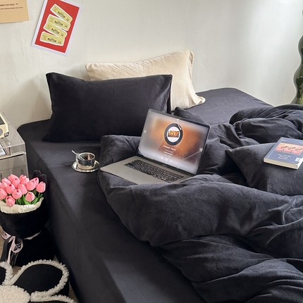 91家纺网 家纺一手货源 找家纺 六巷胡同 2023新款ins博主风纯色牛奶绒四件套 炭黑
