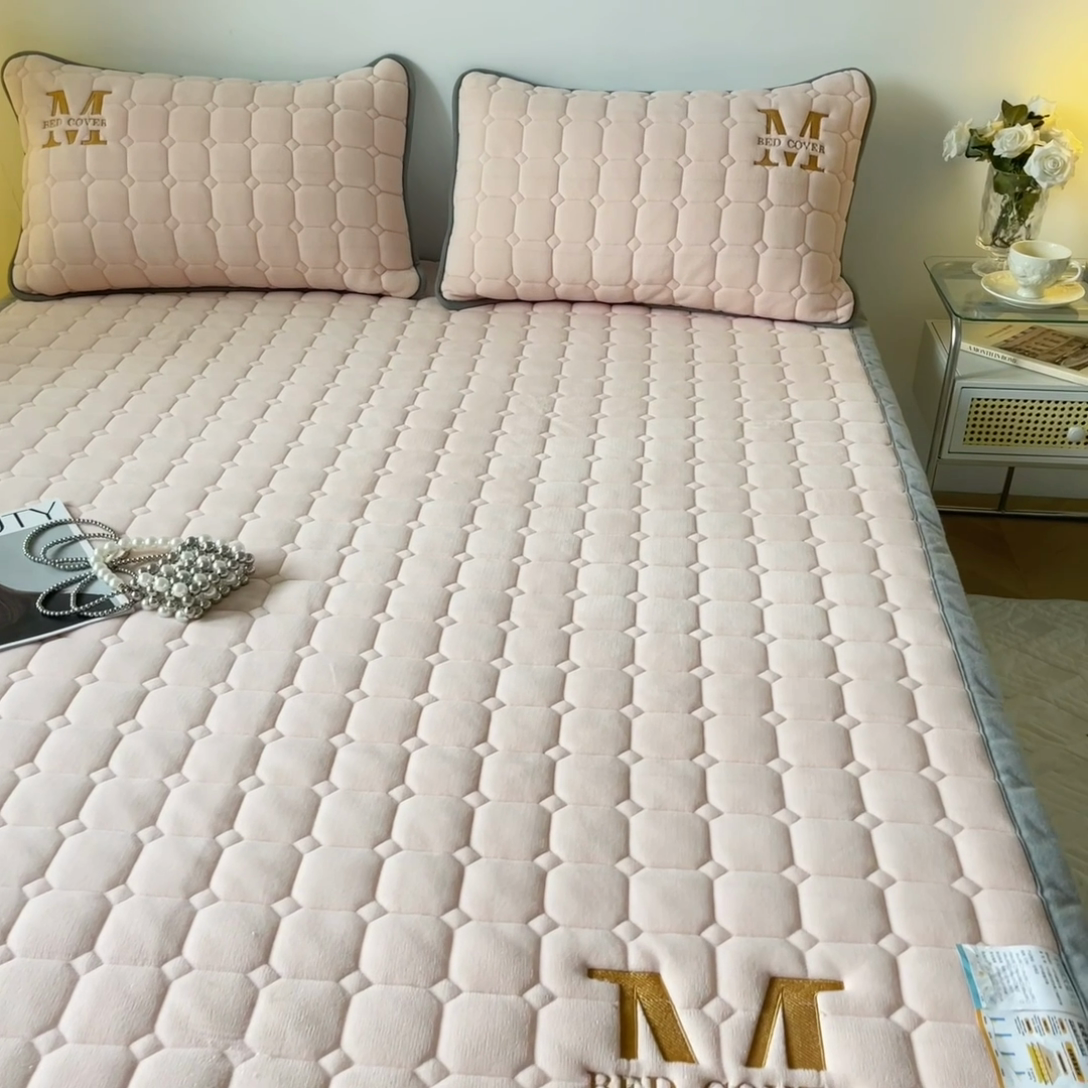 91家纺网 家纺一手货源 找家纺 慕尚家纺 2025新款牛奶绒夹棉宽边工艺系列床垫三件套-吉米 床垫吉米-嫩粉