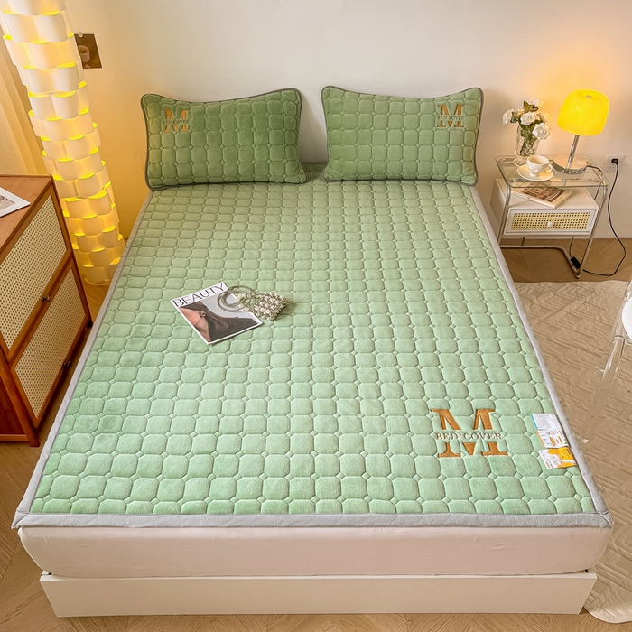 91家纺网 家纺一手货源 找家纺 慕尚家纺 2025新款牛奶绒夹棉宽边工艺系列床垫三件套-吉米 床垫吉米-草绿