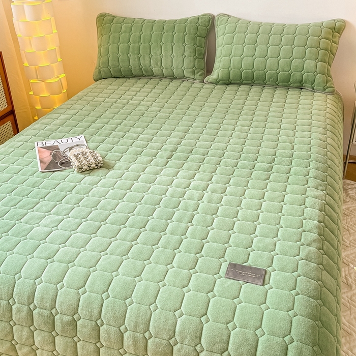 91家纺网 家纺一手货源 找家纺 慕尚家纺 2025新款牛奶绒夹棉宽边工艺系列床盖三件套-吉米 床盖吉米-草绿