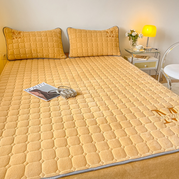 91家纺网 家纺一手货源 找家纺 慕尚家纺 2025新款牛奶绒夹棉宽边工艺系列床笠三件套-吉米 床笠吉米-深姜黄