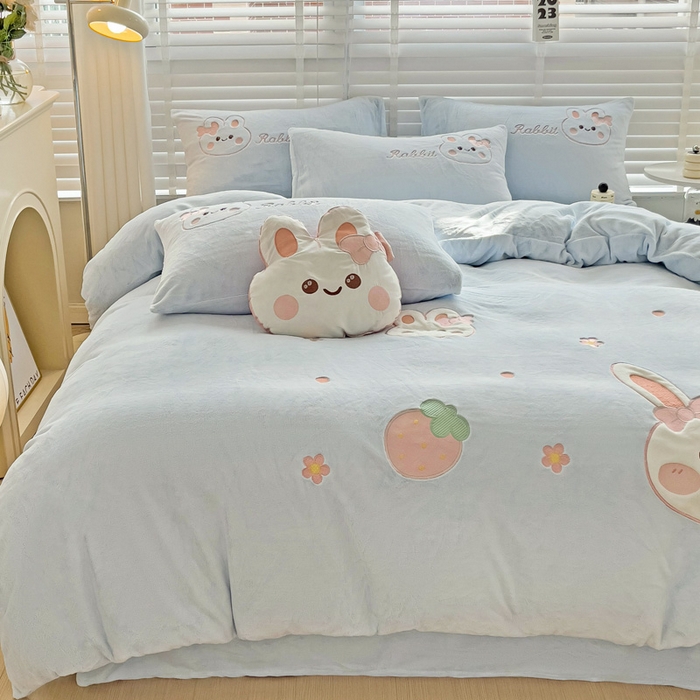 91家纺网 家纺一手货源 找家纺 娜娜 2023新款牛奶绒毛巾绣四件套 萌萌兔系列 萌萌兔-天空蓝