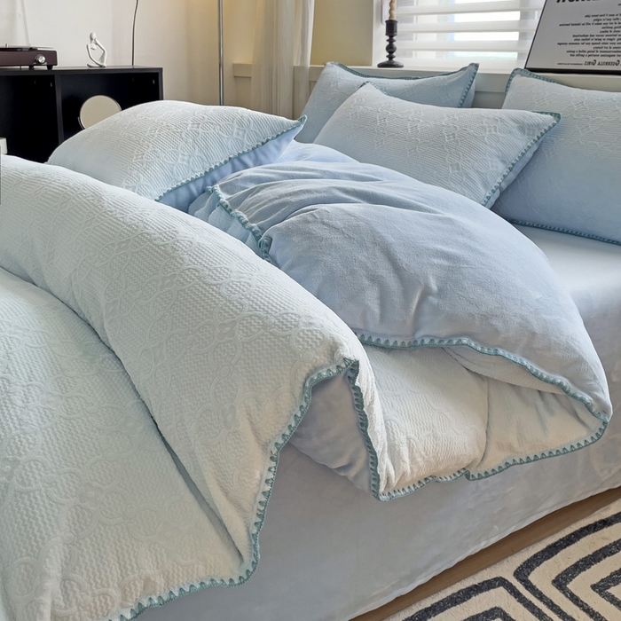 91家纺网 家纺一手货源 找家纺 慕澄 2023新款高克重贝壳边雕花绒四件套 雕花绒-海盐蓝