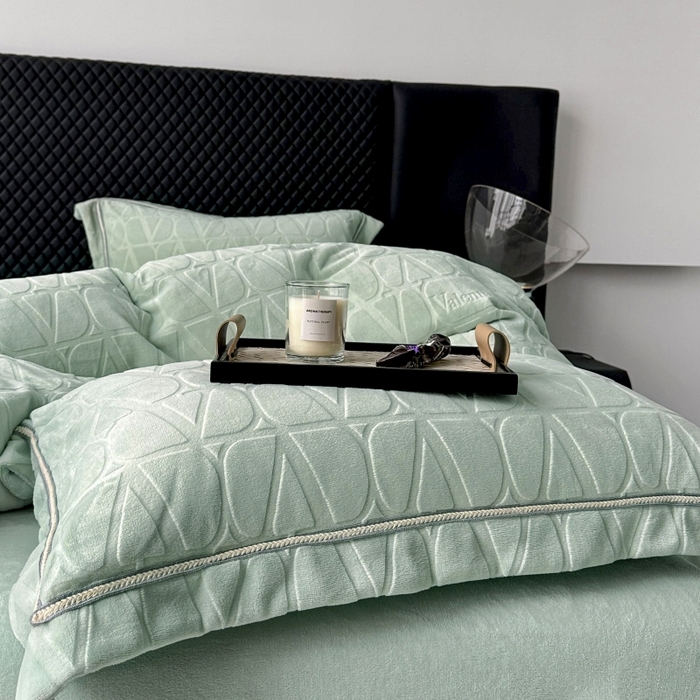 91家纺网 家纺一手货源 找家纺 2024新款雕花高密牛奶绒四件套-薇卡 薇卡-清新绿