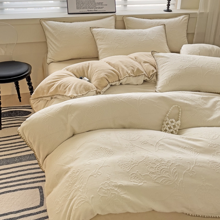 91家纺网 家纺一手货源 找家纺 慕澄 2023新款高克重贝壳边雕花绒四件套 雕花绒-白咖色