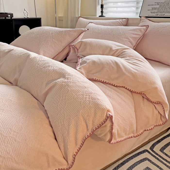 91家纺网 家纺一手货源 找家纺 慕澄 2023新款高克重贝壳边雕花绒四件套 雕花绒-落日粉