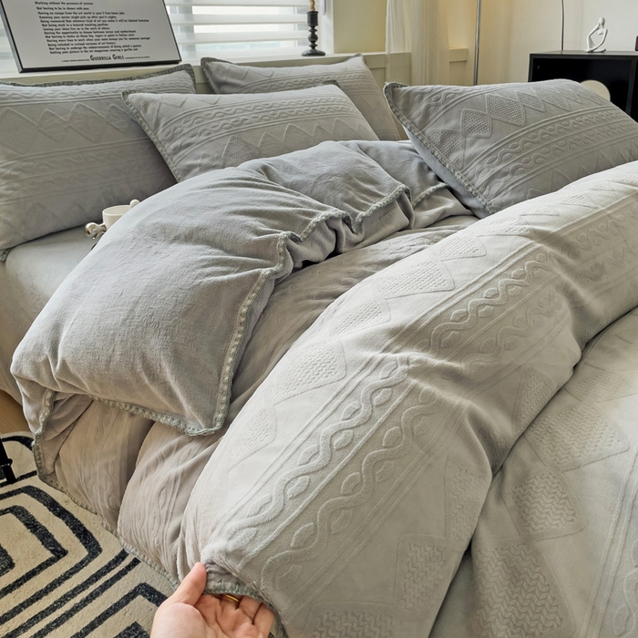 91家纺网 家纺一手货源 找家纺 慕澄 2023新款高克重贝壳边雕花绒四件套 雕花绒-水墨灰