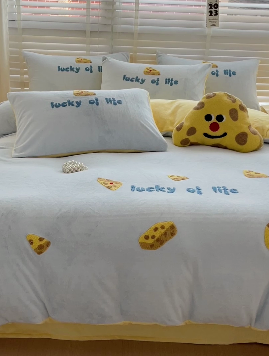 91家纺网 家纺一手货源 找家纺 娜娜 2023新款牛奶绒毛巾绣四件套 海绵宝宝系列 海绵宝宝-天空蓝