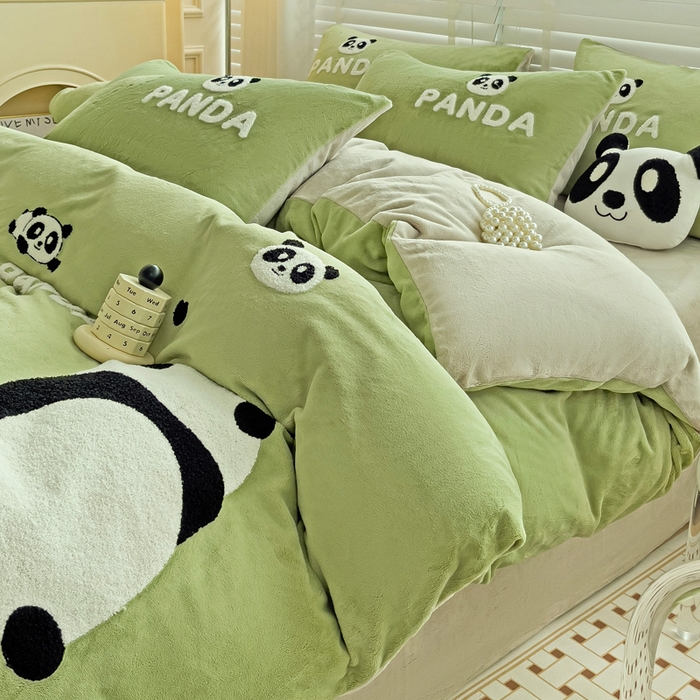 91家纺网 家纺一手货源 找家纺 娜娜 2023新款牛奶绒毛巾绣四件套 熊猫多多系列 熊猫多多-草绿