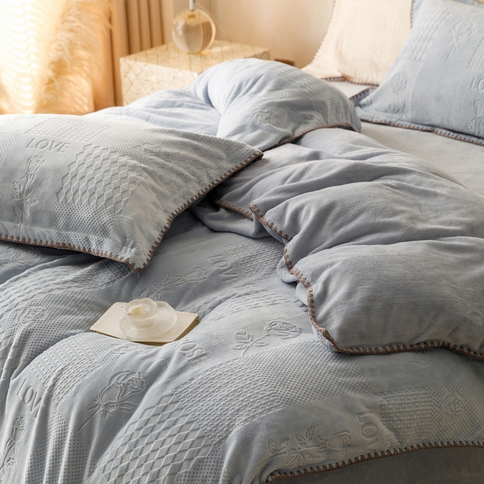 91家纺网 家纺一手货源 找家纺   艾莱  2023新款贝壳边加厚牛奶绒四件套-玫瑰爱人 玫瑰爱人-蓝灰