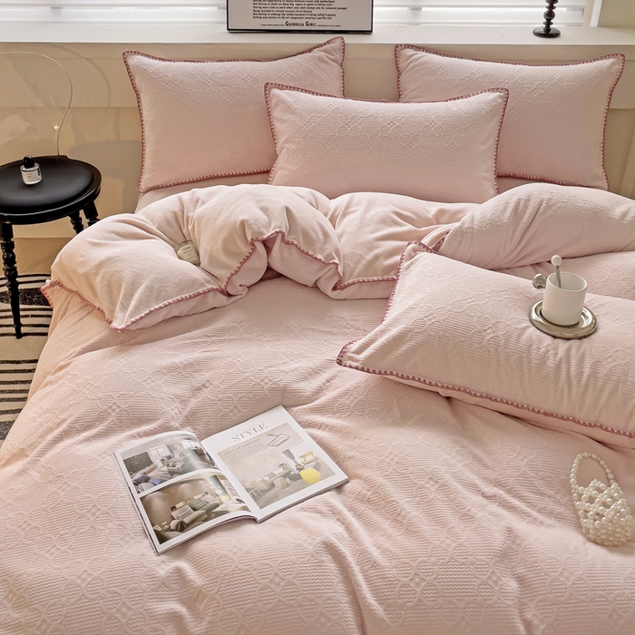 91家纺网 家纺一手货源 找家纺 慕澄 2023新款高克重贝壳边雕花绒四件套 雕花绒-落日粉