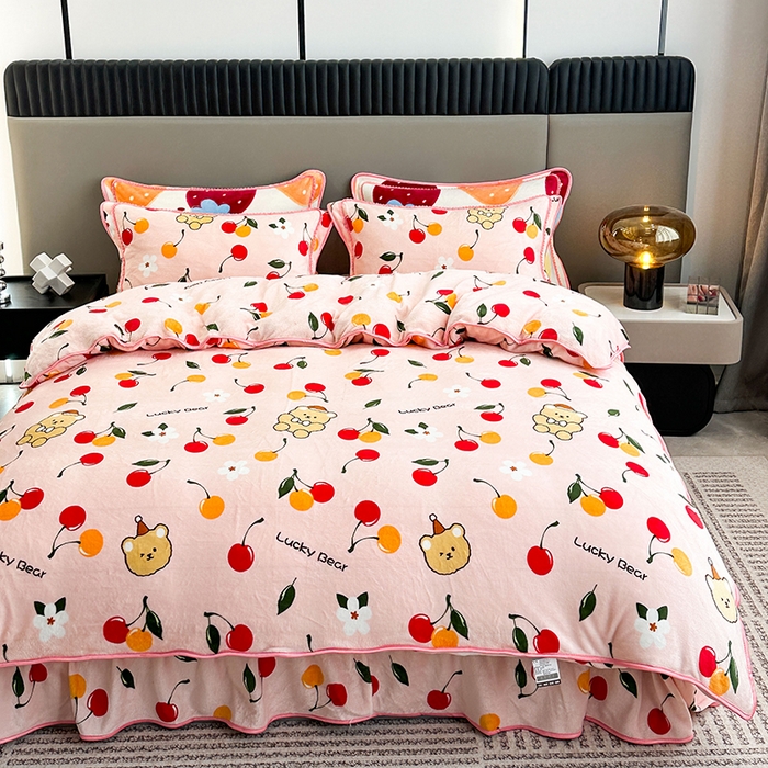 91家纺网 家纺一手货源 找家纺 欧喜璐 2023新款高克重牛奶绒四件套法莱绒金貂绒8.5斤加厚保暖-印花款 樱桃熊