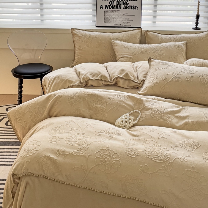 91家纺网 家纺一手货源 找家纺 慕澄 2023新款高克重贝壳边雕花绒四件套 雕花绒-云朵咖