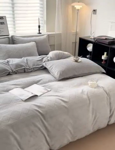 91家纺网 家纺一手货源 找家纺 慕澄 2023新款高克重贝壳边雕花绒四件套 雕花绒-水墨灰