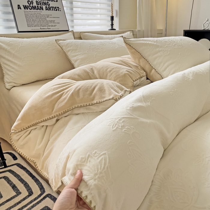 91家纺网 家纺一手货源 找家纺 慕澄 2023新款高克重贝壳边雕花绒四件套 雕花绒-白咖色