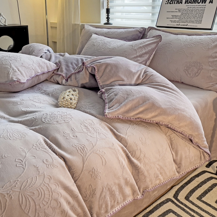 91家纺网 家纺一手货源 找家纺 慕澄 2023新款高克重贝壳边雕花绒四件套 雕花绒-云杉紫