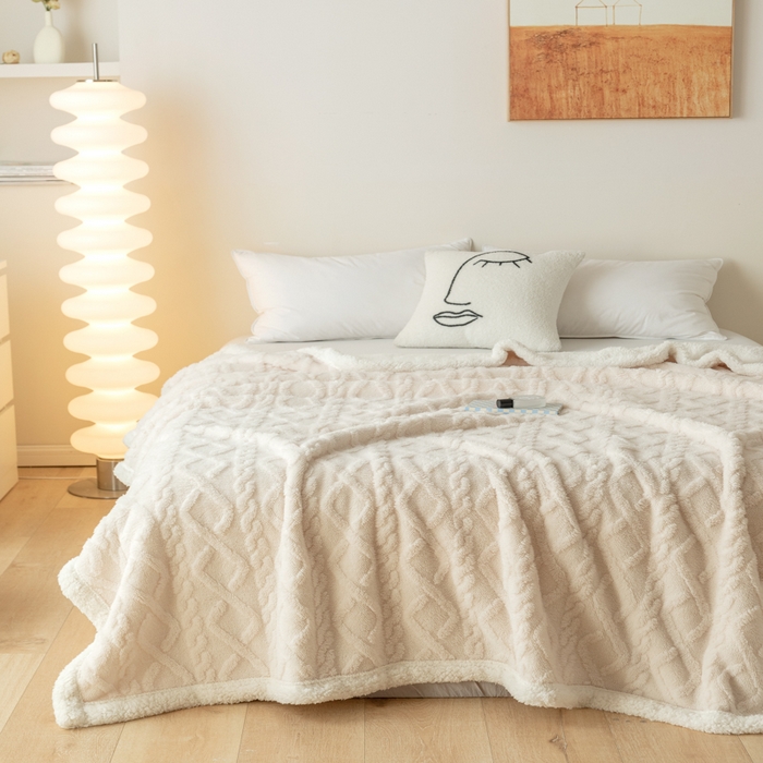 91家纺网 家纺一手货源 找家纺 梵克保罗 2024新款直播热款高克重双面绒塔芙绒羊羔绒复合提花毯子毛毯盖毯 米白色