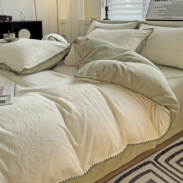 91家纺网 家纺一手货源 找家纺 慕澄 2023新款高克重贝壳边雕花绒四件套 雕花绒-白+绿