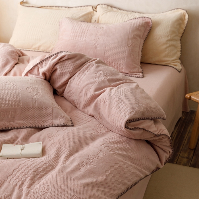 91家纺网 家纺一手货源 找家纺   艾莱  2023新款贝壳边加厚牛奶绒四件套-玫瑰爱人 玫瑰爱人-烟粉