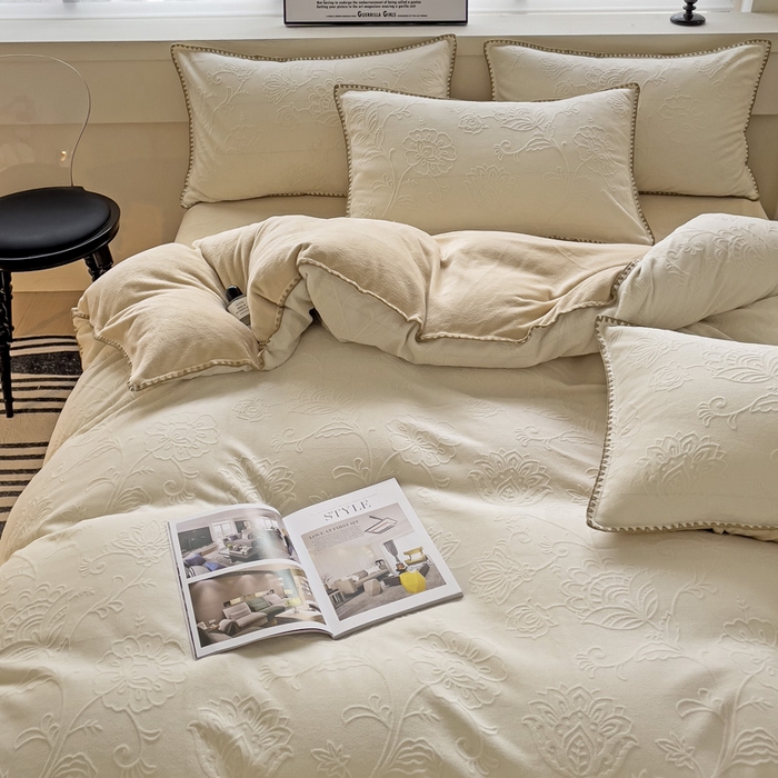 91家纺网 家纺一手货源 找家纺 慕澄 2023新款高克重贝壳边雕花绒四件套 雕花绒-白咖色