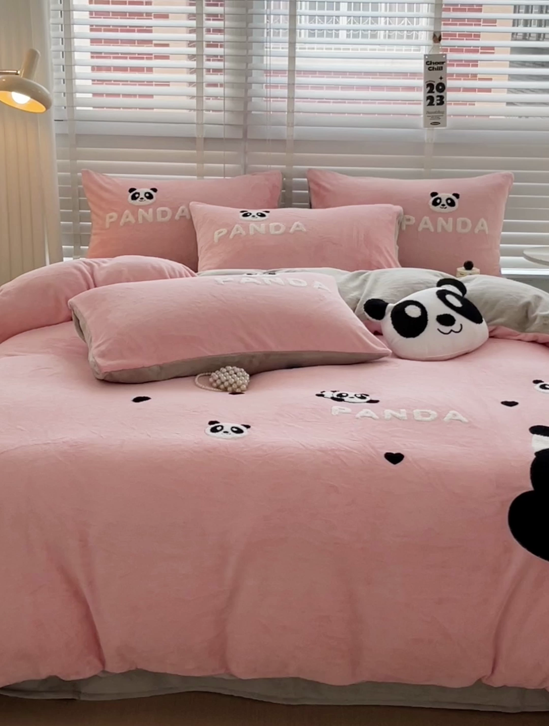 91家纺网 家纺一手货源 找家纺 娜娜 2023新款牛奶绒毛巾绣四件套 熊猫多多系列 熊猫多多-粉色