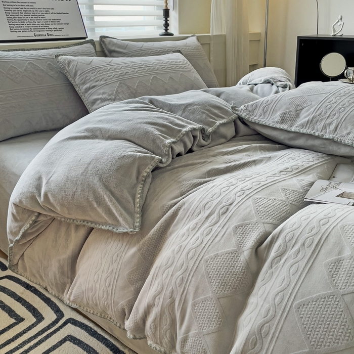 91家纺网 家纺一手货源 找家纺 慕澄 2023新款高克重贝壳边雕花绒四件套 雕花绒-水墨灰