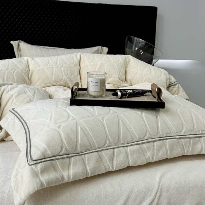 91家纺网 家纺一手货源 找家纺 2024新款雕花高密牛奶绒四件套-薇卡 薇卡-云朵白