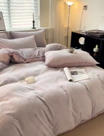 91家纺网 家纺一手货源 找家纺 慕澄 2023新款高克重贝壳边雕花绒四件套 雕花绒-云杉紫