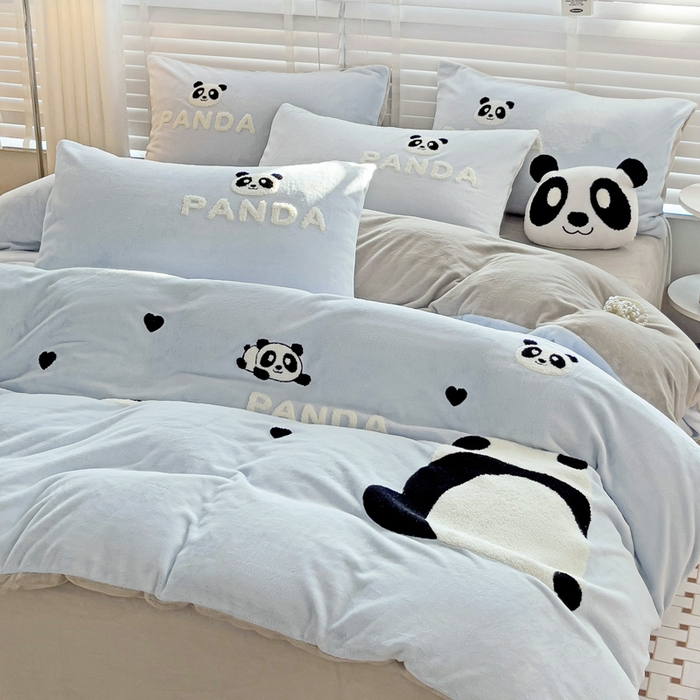 91家纺网 家纺一手货源 找家纺 娜娜 2023新款牛奶绒毛巾绣四件套 熊猫多多系列 熊猫多多-天空蓝