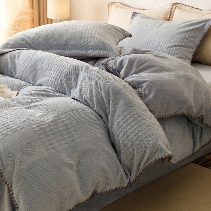 91家纺网 家纺一手货源 找家纺   艾莱  2023新款贝壳边加厚牛奶绒四件套-玫瑰爱人 玫瑰爱人-蓝灰