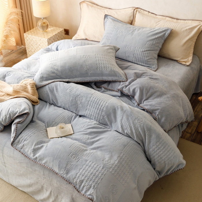 91家纺网 家纺一手货源 找家纺   艾莱  2023新款贝壳边加厚牛奶绒四件套-玫瑰爱人 玫瑰爱人-蓝灰