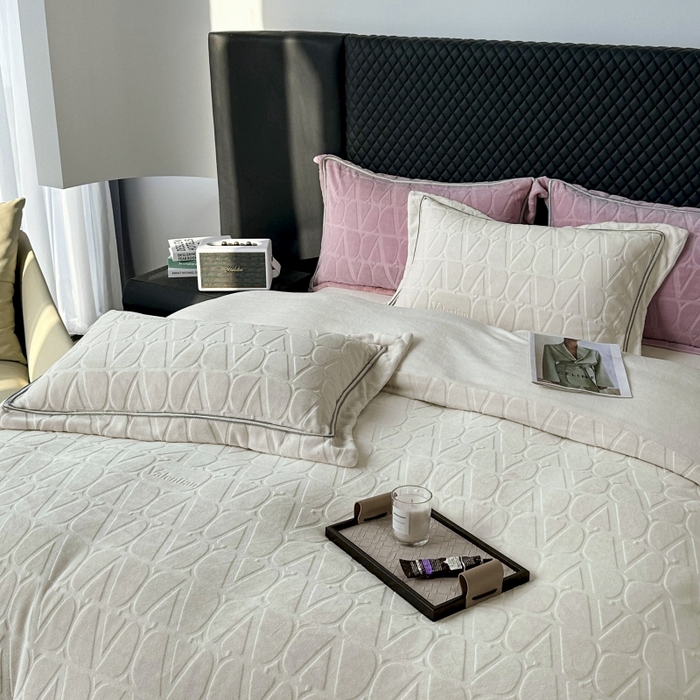 91家纺网 家纺一手货源 找家纺 2024新款雕花高密牛奶绒四件套-薇卡 薇卡-云朵白