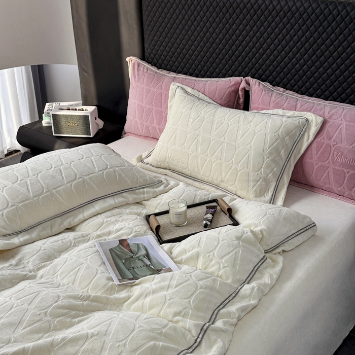 91家纺网 家纺一手货源 找家纺 2024新款雕花高密牛奶绒四件套-薇卡 薇卡-云朵白