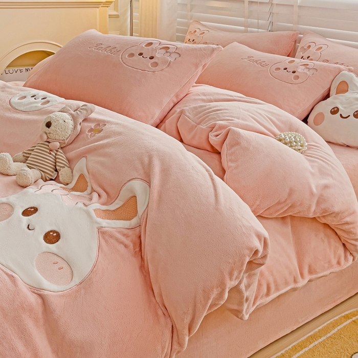91家纺网 家纺一手货源 找家纺 娜娜 2023新款牛奶绒毛巾绣四件套 萌萌兔系列 萌萌兔-粉色