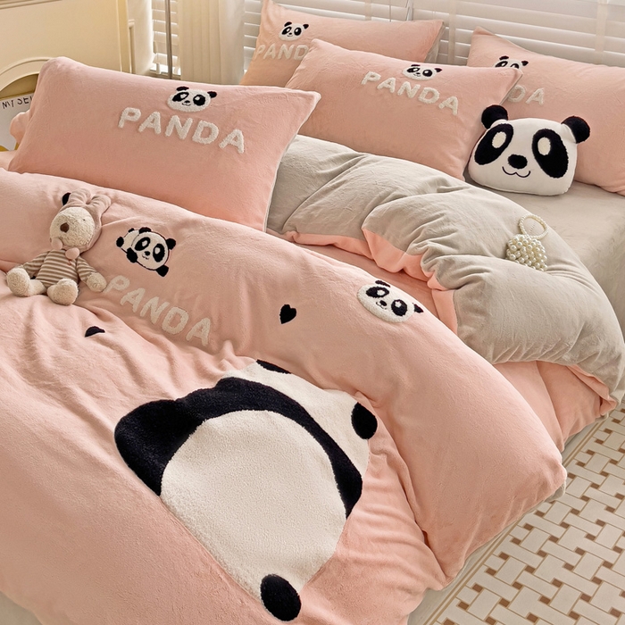 91家纺网 家纺一手货源 找家纺 娜娜 2023新款牛奶绒毛巾绣四件套 熊猫多多系列 熊猫多多-粉色