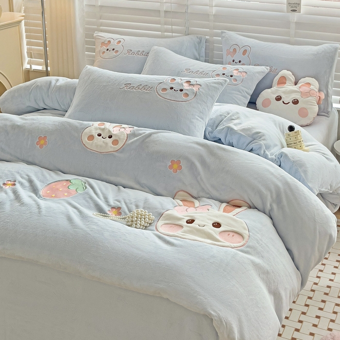 91家纺网 家纺一手货源 找家纺 娜娜 2023新款牛奶绒毛巾绣四件套 萌萌兔系列 萌萌兔-天空蓝