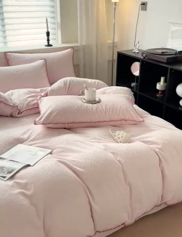 91家纺网 家纺一手货源 找家纺 慕澄 2023新款高克重贝壳边雕花绒四件套 雕花绒-落日粉