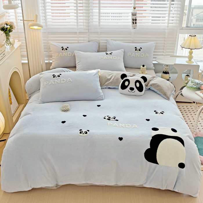 91家纺网 家纺一手货源 找家纺 娜娜 2023新款牛奶绒毛巾绣四件套 熊猫多多系列 熊猫多多-天空蓝
