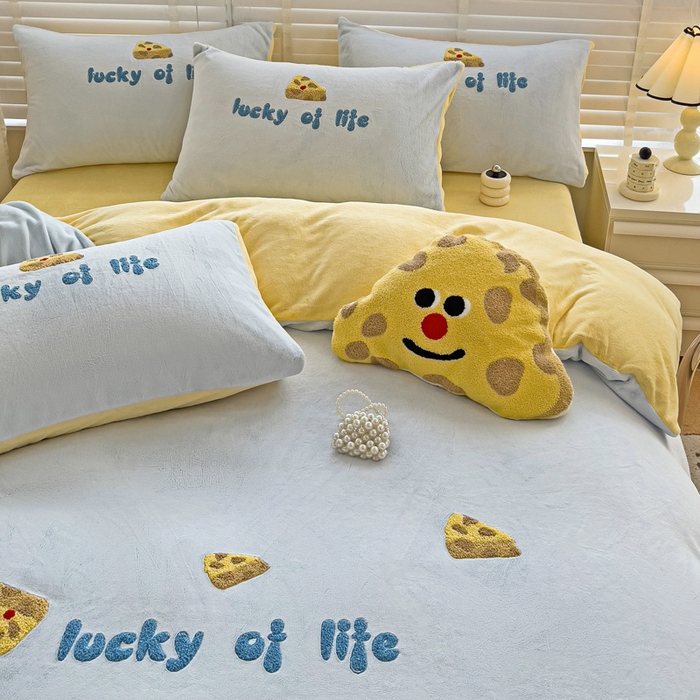 91家纺网 家纺一手货源 找家纺 娜娜 2023新款牛奶绒毛巾绣四件套 海绵宝宝系列 海绵宝宝-天空蓝