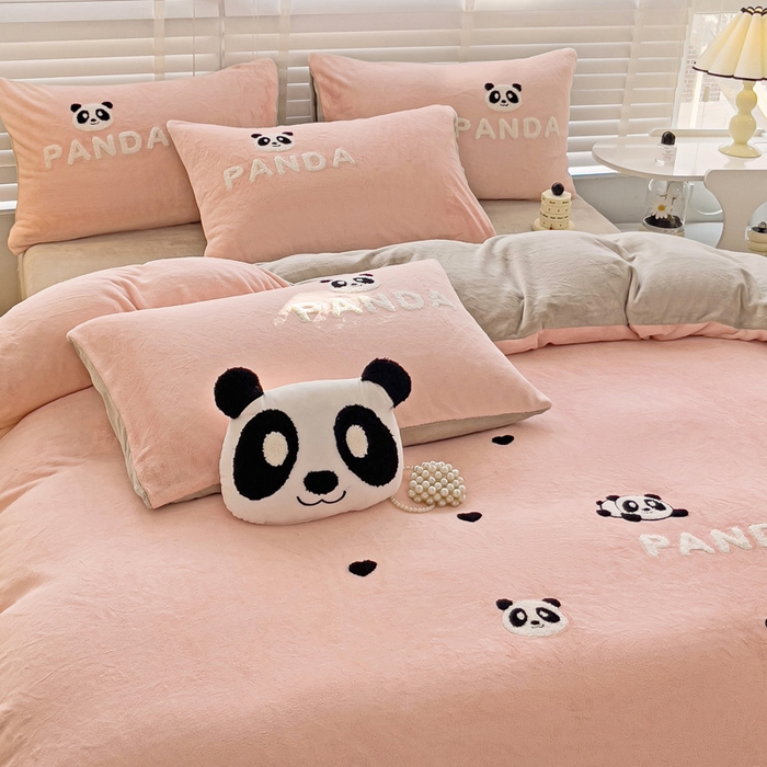 91家纺网 家纺一手货源 找家纺 娜娜 2023新款牛奶绒毛巾绣四件套 熊猫多多系列 熊猫多多-粉色